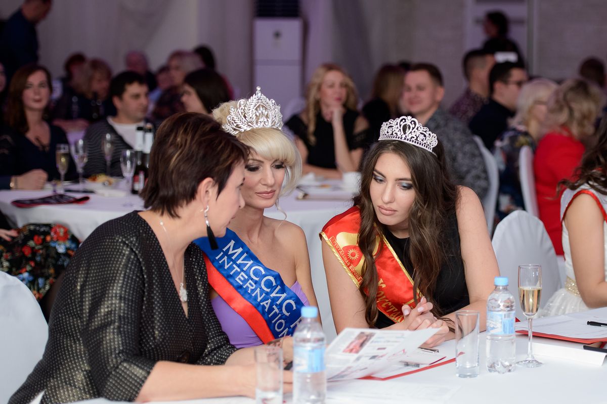 В канун Дня матери в Доброграде прошел финал областного конкурса красоты «Миссис Владимирская земля-2018». Среди семи участниц были разыграны призы в нескольких номинациях, но корону самой красивой замужней дамы получила жительница столицы региона Элона Ильина