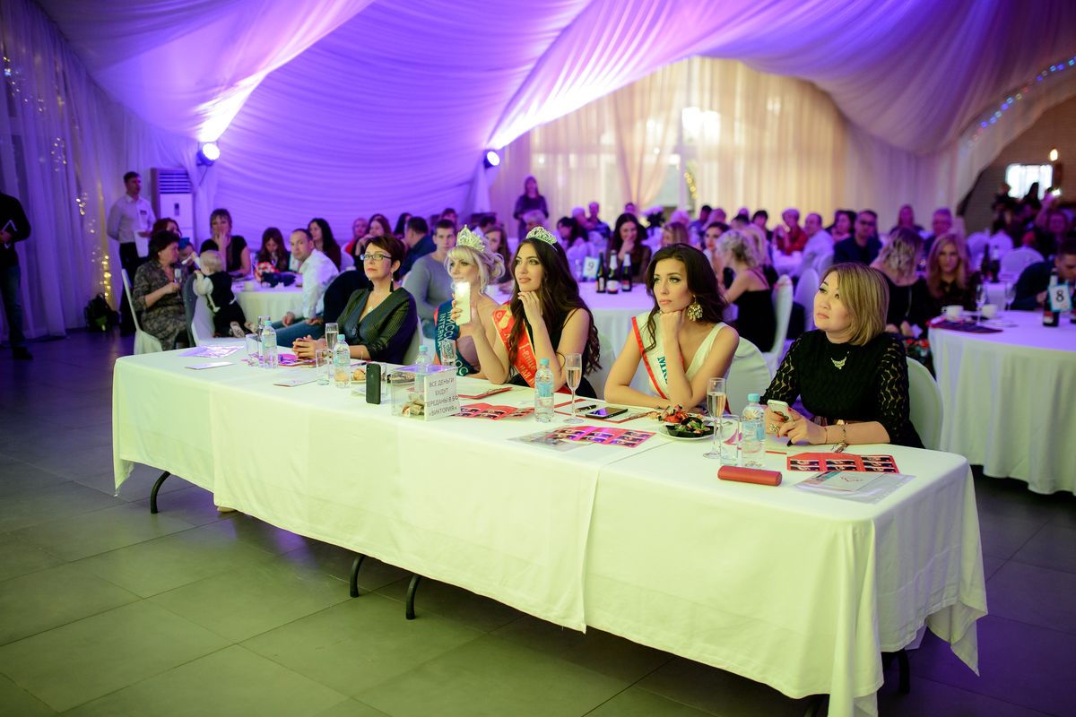 В канун Дня матери в Доброграде прошел финал областного конкурса красоты «Миссис Владимирская земля-2018». Среди семи участниц были разыграны призы в нескольких номинациях, но корону самой красивой замужней дамы получила жительница столицы региона Элона Ильина