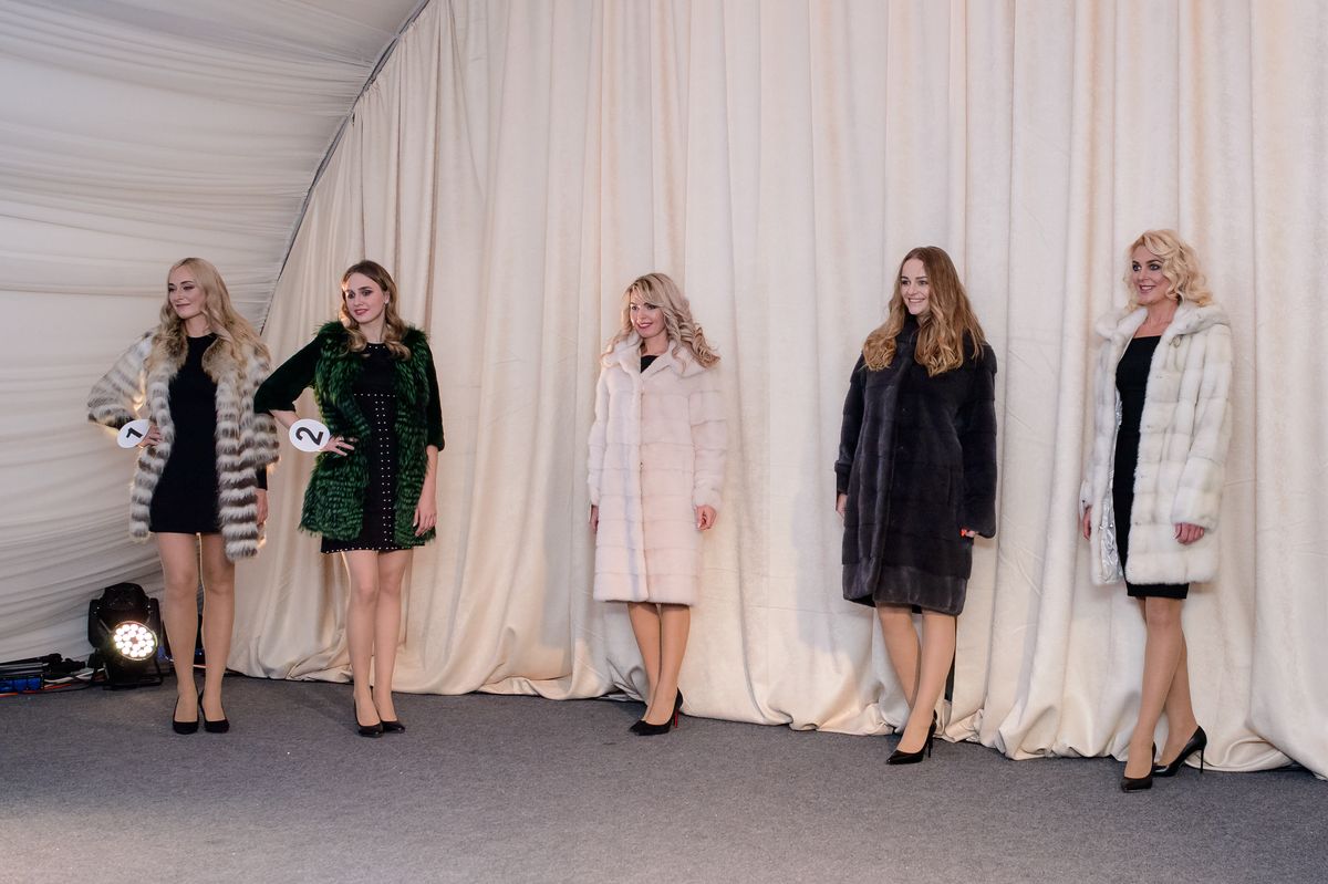 В канун Дня матери в Доброграде прошел финал областного конкурса красоты «Миссис Владимирская земля-2018». Среди семи участниц были разыграны призы в нескольких номинациях, но корону самой красивой замужней дамы получила жительница столицы региона Элона Ильина