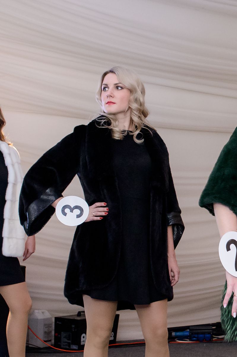 В канун Дня матери в Доброграде прошел финал областного конкурса красоты «Миссис Владимирская земля-2018». Среди семи участниц были разыграны призы в нескольких номинациях, но корону самой красивой замужней дамы получила жительница столицы региона Элона Ильина