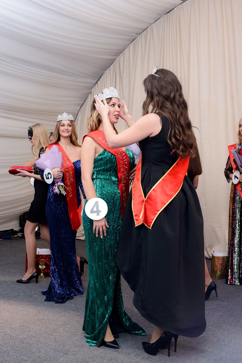 В канун Дня матери в Доброграде прошел финал областного конкурса красоты «Миссис Владимирская земля-2018». Среди семи участниц были разыграны призы в нескольких номинациях, но корону самой красивой замужней дамы получила жительница столицы региона Элона Ильина