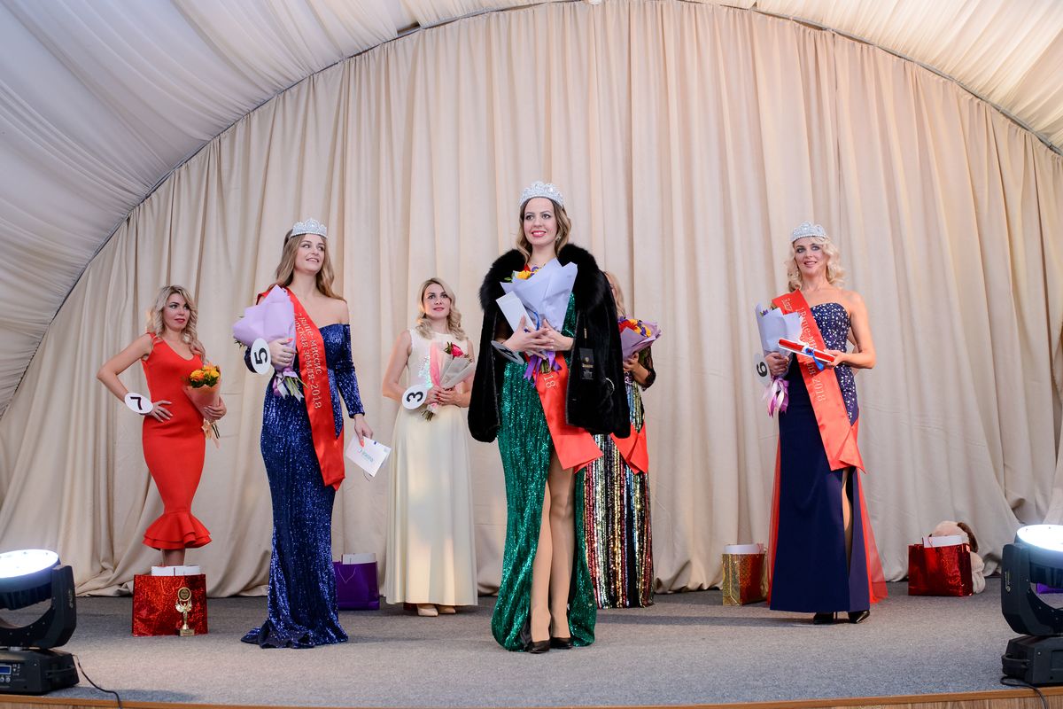 В канун Дня матери в Доброграде прошел финал областного конкурса красоты «Миссис Владимирская земля-2018». Среди семи участниц были разыграны призы в нескольких номинациях, но корону самой красивой замужней дамы получила жительница столицы региона Элона Ильина