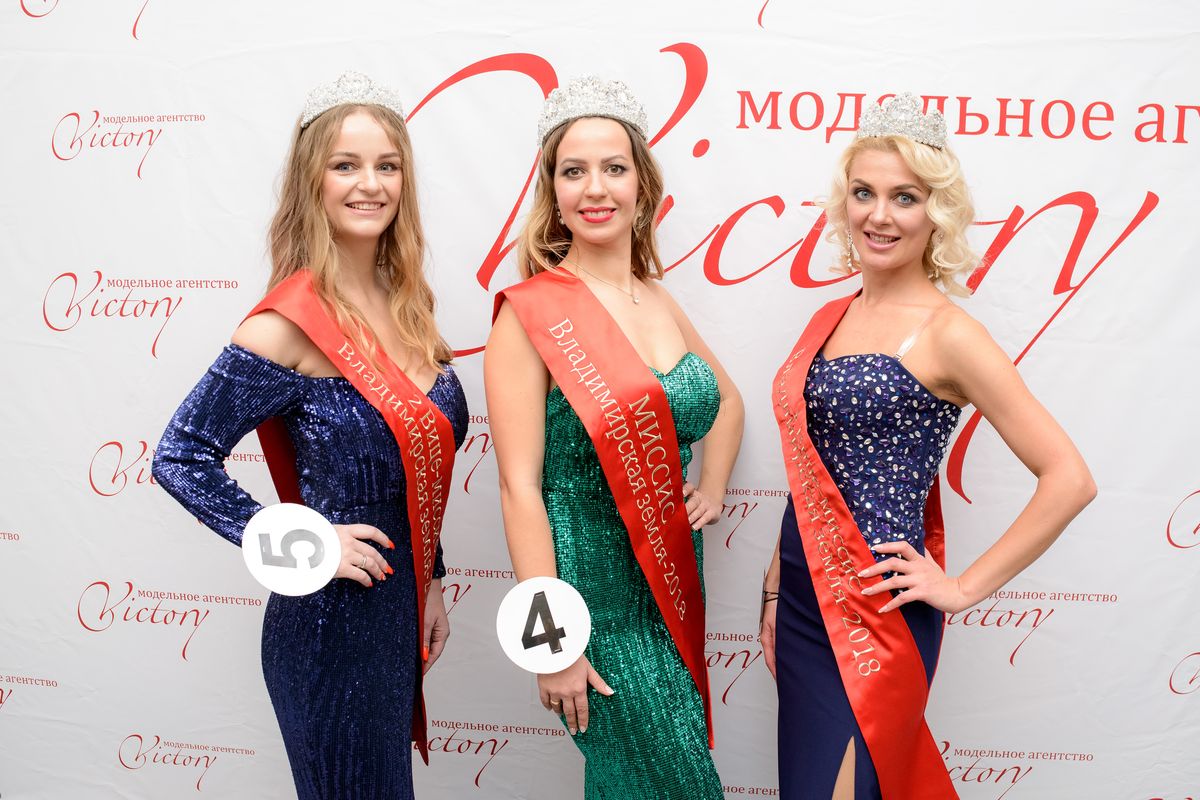 В канун Дня матери в Доброграде прошел финал областного конкурса красоты «Миссис Владимирская земля-2018». Среди семи участниц были разыграны призы в нескольких номинациях, но корону самой красивой замужней дамы получила жительница столицы региона Элона Ильина