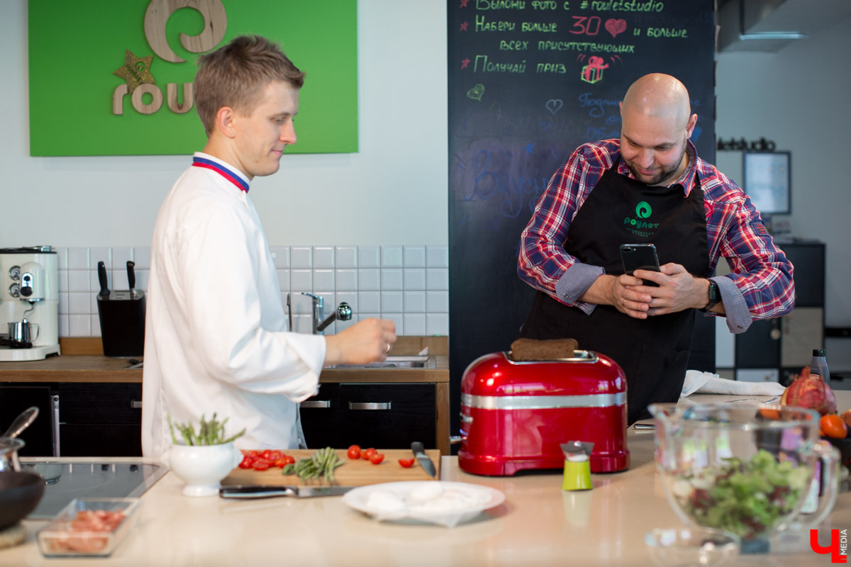 Шеф кулинарной студии рассказал ведущему радио Ретро FM Антону Казаковскому секрет приготовления яйца пашот и научил готовить фантастический бутерброд