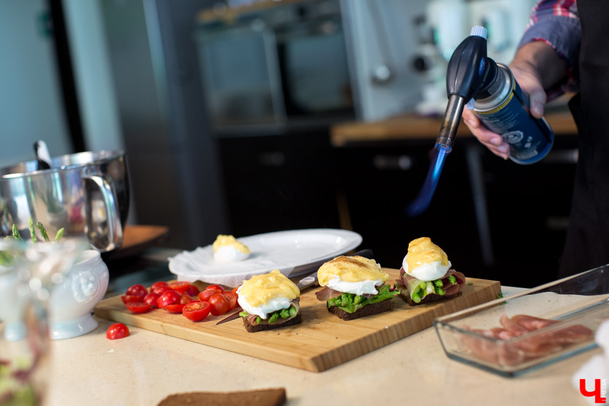 Шеф кулинарной студии рассказал ведущему радио Ретро FM Антону Казаковскому секрет приготовления яйца пашот и научил готовить фантастический бутерброд