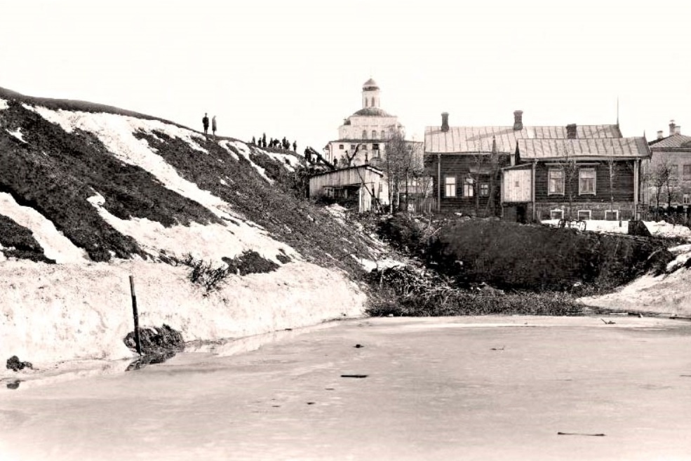 Рассказ владимирского краеведа об истории Никитской улицы, на месте которой в древности были оборонительные сооружения, а позже городская ярмарка