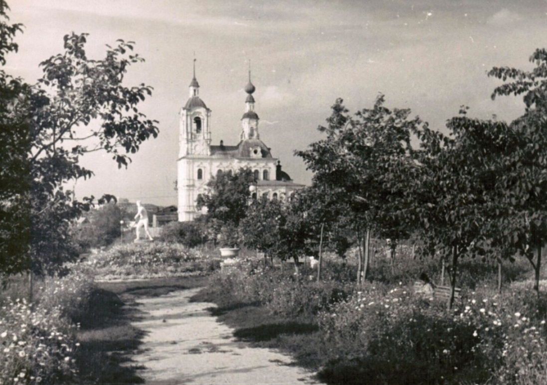 Рассказ владимирского краеведа об истории Никитской улицы, на месте которой в древности были оборонительные сооружения, а позже городская ярмарка