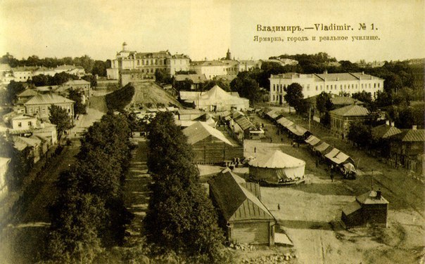 Рассказ владимирского краеведа об истории Никитской улицы, на месте которой в древности были оборонительные сооружения, а позже городская ярмарка