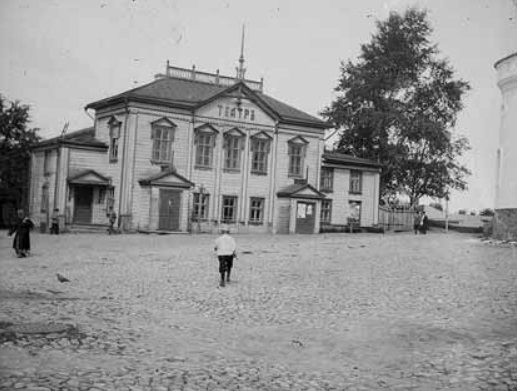 Рассказ владимирского краеведа об истории Никитской улицы, на месте которой в древности были оборонительные сооружения, а позже городская ярмарка