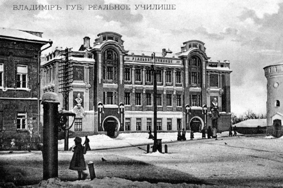 Рассказ владимирского краеведа об истории Никитской улицы, на месте которой в древности были оборонительные сооружения, а позже городская ярмарка