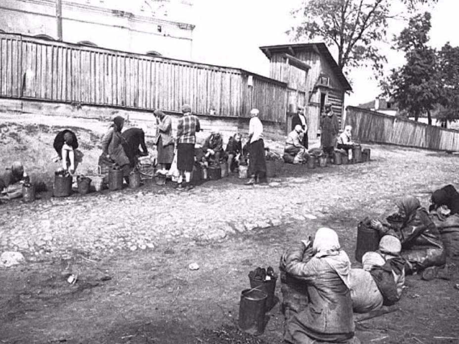 Рассказ владимирского краеведа об истории Никитской улицы, на месте которой в древности были оборонительные сооружения, а позже городская ярмарка