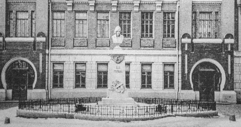 Рассказ владимирского краеведа об истории Никитской улицы, на месте которой в древности были оборонительные сооружения, а позже городская ярмарка