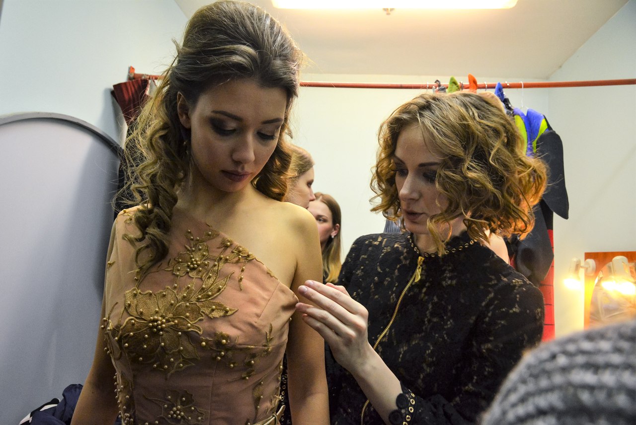 Модельер Татьяна Беленко готовит платье собственного бренда к показу