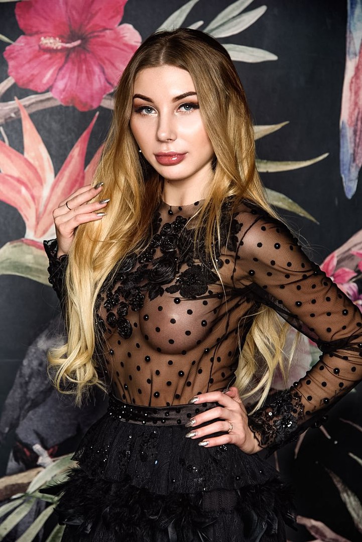 Это платье участвовало в Неделе моды и международном конкурсе дизайнеров, снималось в 4-х глянцевых журналах