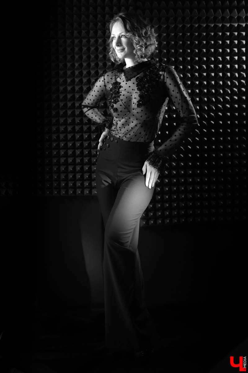 Модельер Татьяна Беленко в нарядах собственного бренда