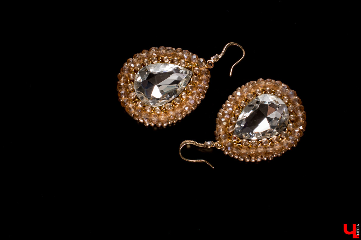 Модельер Татьяна Беленко захотела для фотосессий создать законченные образы и сделала серьги, подвески