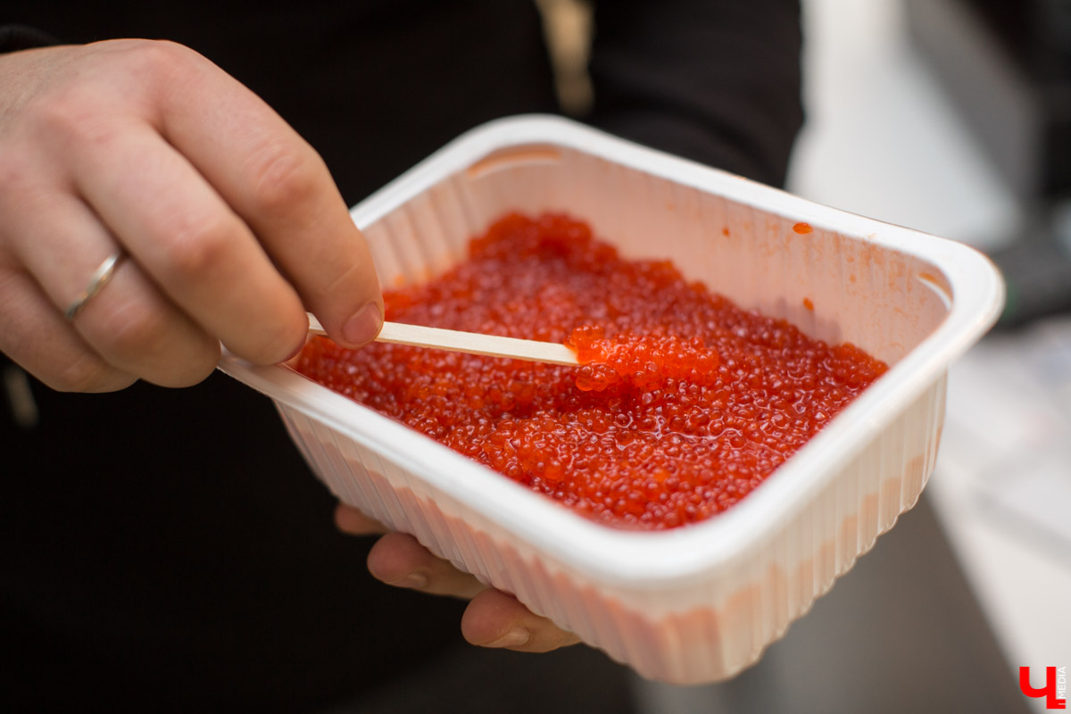 Лайфхак от известного владимирского шеф-повара Дмитрия Канзебы о том, как выбирать икру, особенно полезен перед Новым годом. А еще наш эксперт дал несколько рецептов с икрой