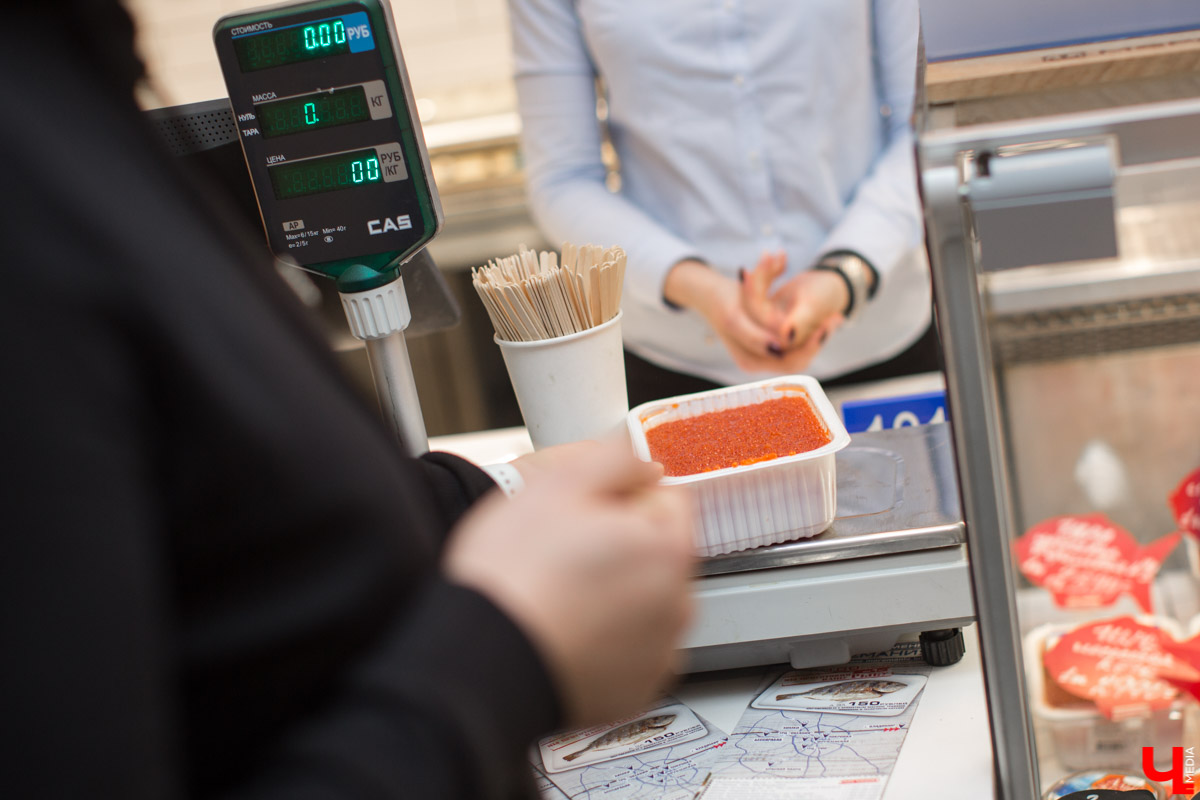 Лайфхак от известного владимирского шеф-повара Дмитрия Канзебы о том, как выбирать икру, особенно полезен перед Новым годом. А еще наш эксперт дал несколько рецептов с икрой