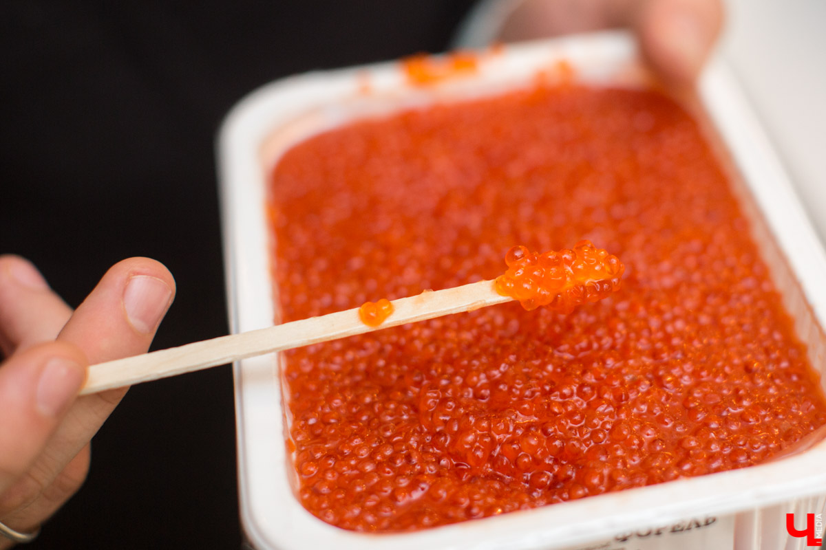 Лайфхак от известного владимирского шеф-повара Дмитрия Канзебы о том, как выбирать икру, особенно полезен перед Новым годом. А еще наш эксперт дал несколько рецептов с икрой