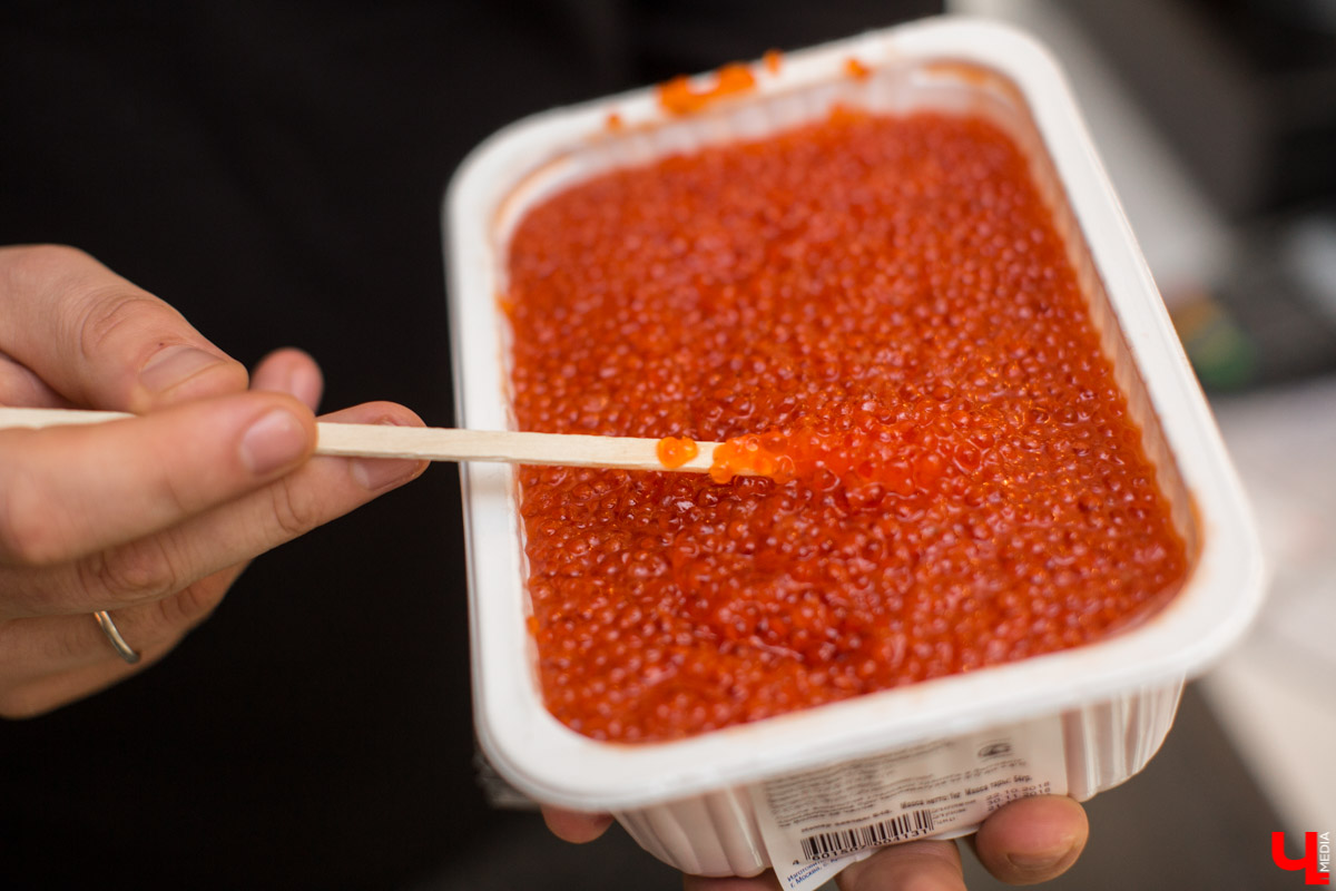 Лайфхак от известного владимирского шеф-повара Дмитрия Канзебы о том, как выбирать икру, особенно полезен перед Новым годом. А еще наш эксперт дал несколько рецептов с икрой