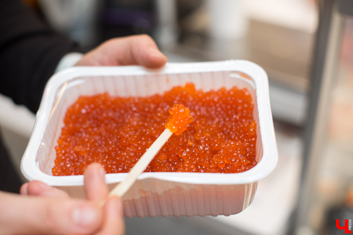 Лайфхак от известного владимирского шеф-повара Дмитрия Канзебы о том, как выбирать икру, особенно полезен перед Новым годом. А еще наш эксперт дал несколько рецептов с икрой