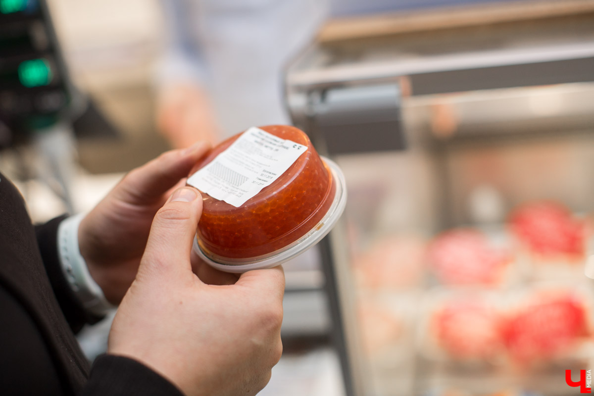 Лайфхак от известного владимирского шеф-повара Дмитрия Канзебы о том, как выбирать икру, особенно полезен перед Новым годом. А еще наш эксперт дал несколько рецептов с икрой