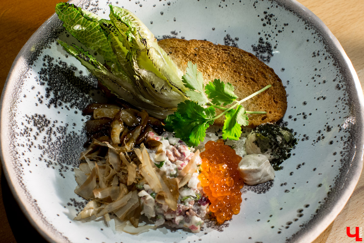 Лайфхак от известного владимирского шеф-повара Дмитрия Канзебы о том, как выбирать икру, особенно полезен перед Новым годом. А еще наш эксперт дал несколько рецептов с икрой