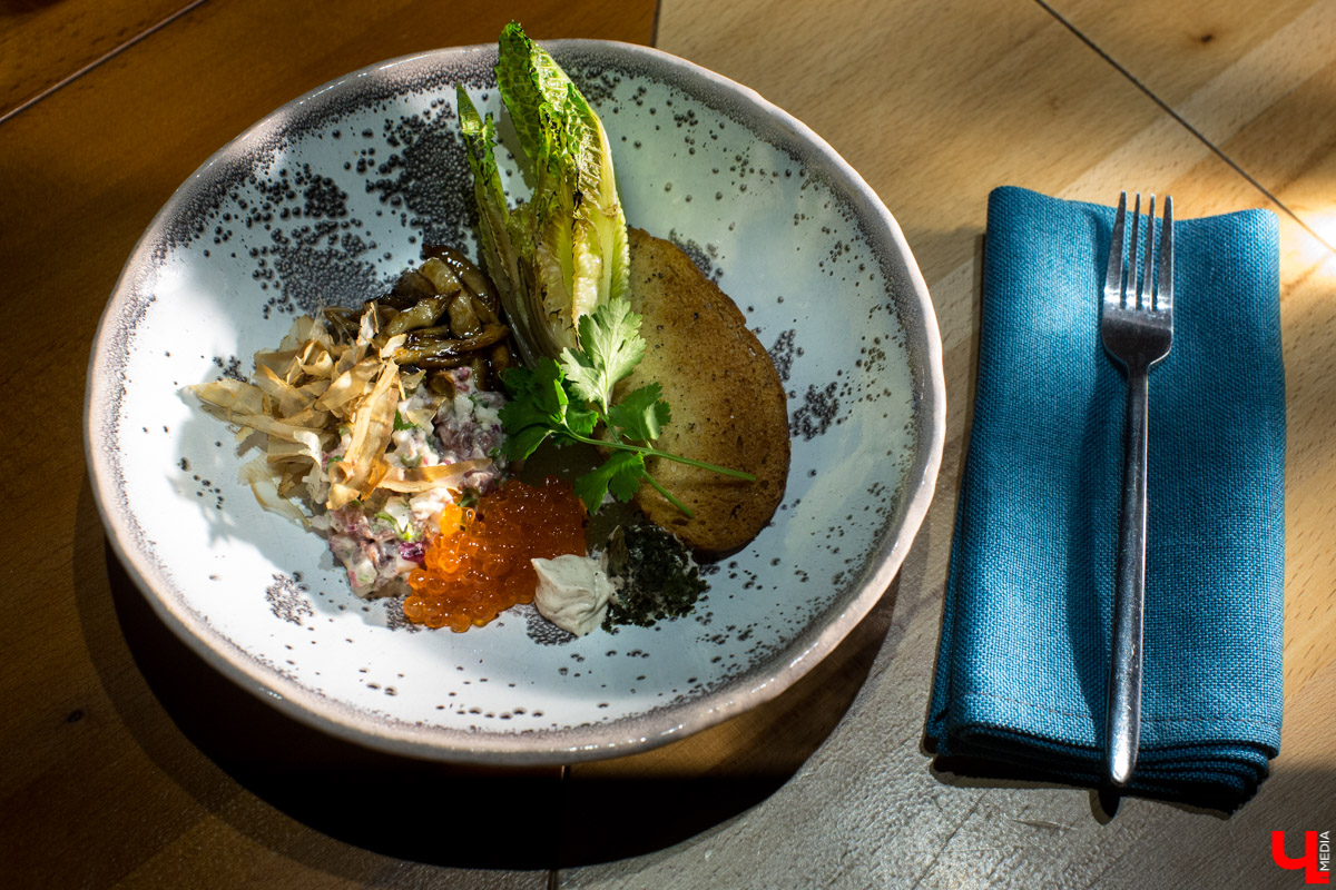 Лайфхак от известного владимирского шеф-повара Дмитрия Канзебы о том, как выбирать икру, особенно полезен перед Новым годом. А еще наш эксперт дал несколько рецептов с икрой