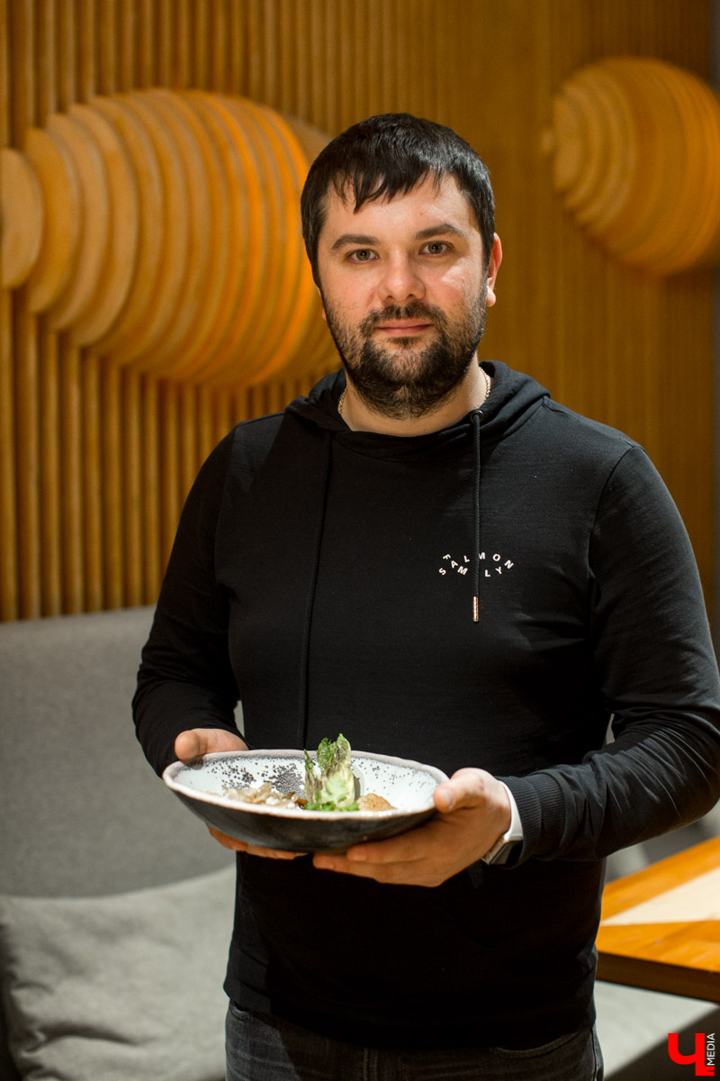 Лайфхак от известного владимирского шеф-повара Дмитрия Канзебы о том, как выбирать икру, особенно полезен перед Новым годом. А еще наш эксперт дал несколько рецептов с икрой