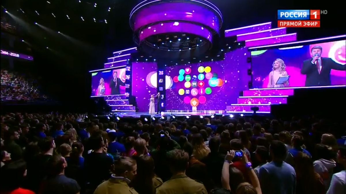 Владимирская ведущая Карина Васильева провела прямой эфир премии “Доброволец России” 2018 вместе с Дмитрием Губерниевым 