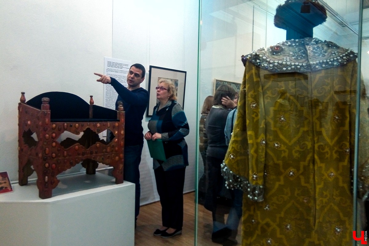 Петербургские музейщики показали в музее “Палаты” подлинные эскизы костюмов и декораций для театров, сделанные художниками 19 века