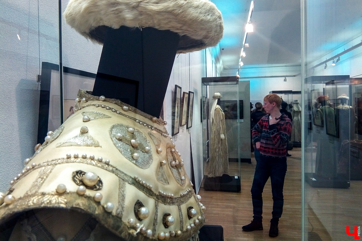 Петербургские музейщики показали в музее “Палаты” подлинные эскизы костюмов и декораций для театров, сделанные художниками 19 века