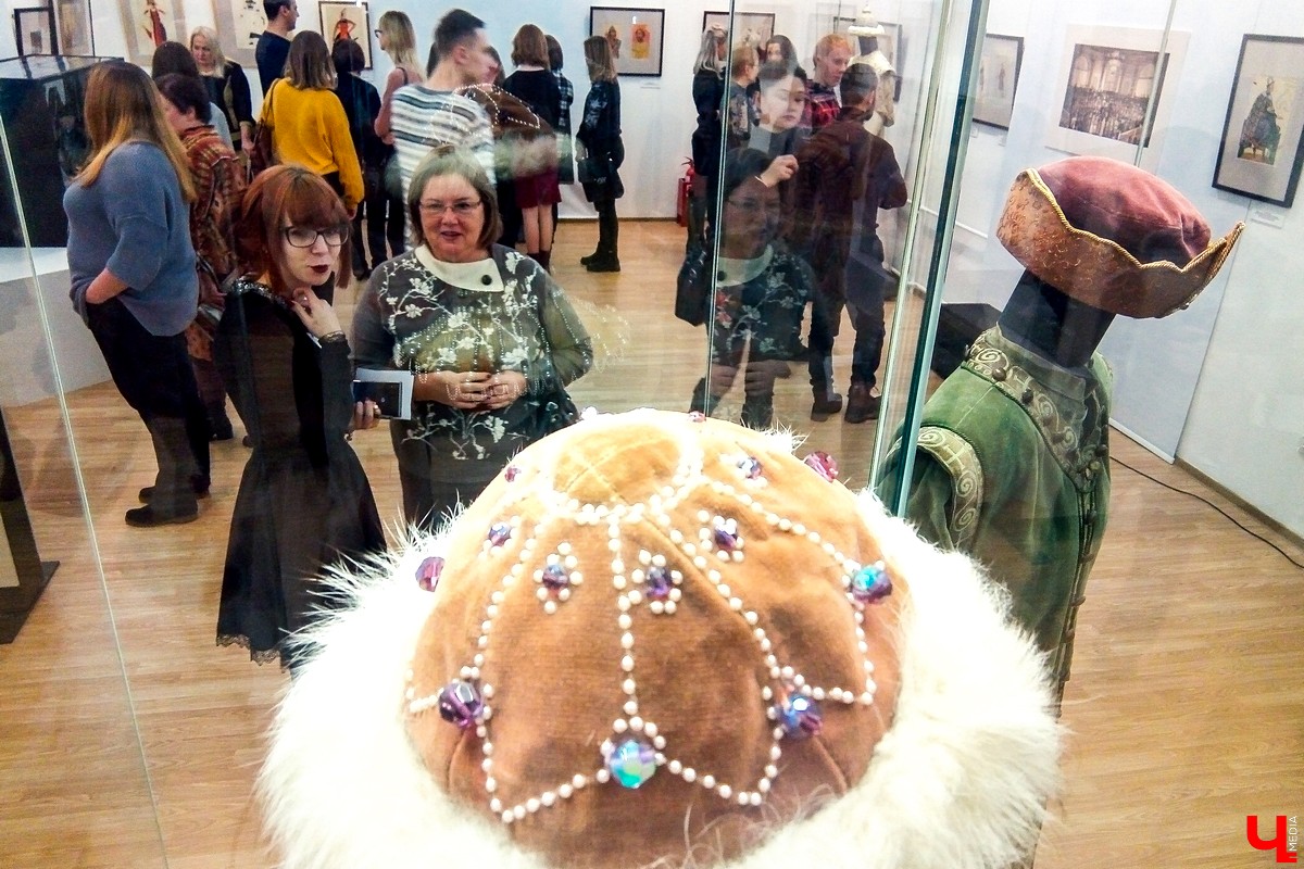 Петербургские музейщики показали в музее “Палаты” подлинные эскизы костюмов и декораций для театров, сделанные художниками 19 века