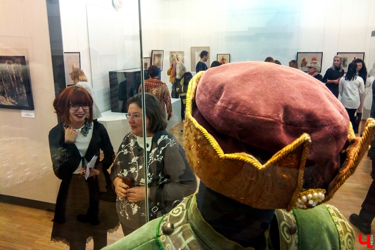 Петербургские музейщики показали в музее “Палаты” подлинные эскизы костюмов и декораций для театров, сделанные художниками 19 века