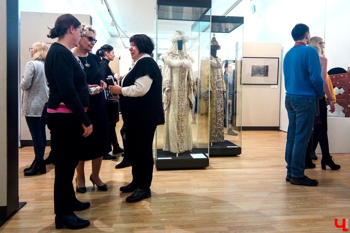 Петербургские музейщики показали в музее “Палаты” подлинные эскизы костюмов и декораций для театров, сделанные художниками 19 века