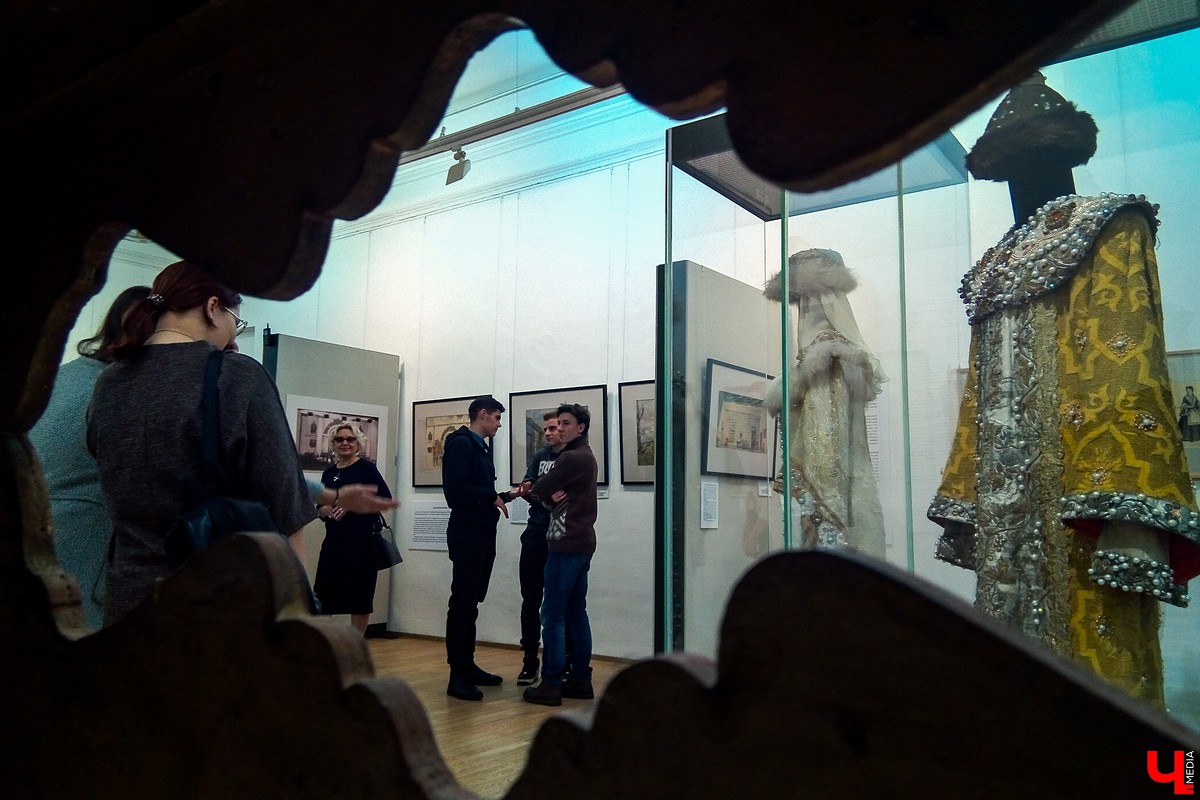 Петербургские музейщики показали в музее “Палаты” подлинные эскизы костюмов и декораций для театров, сделанные художниками 19 века