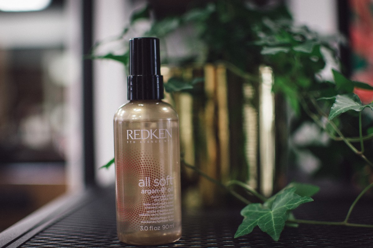 Парикмахер-стилист Полина Есипова рассказывает о средствах для ухода за сухими и нормальными волосами в холодный период