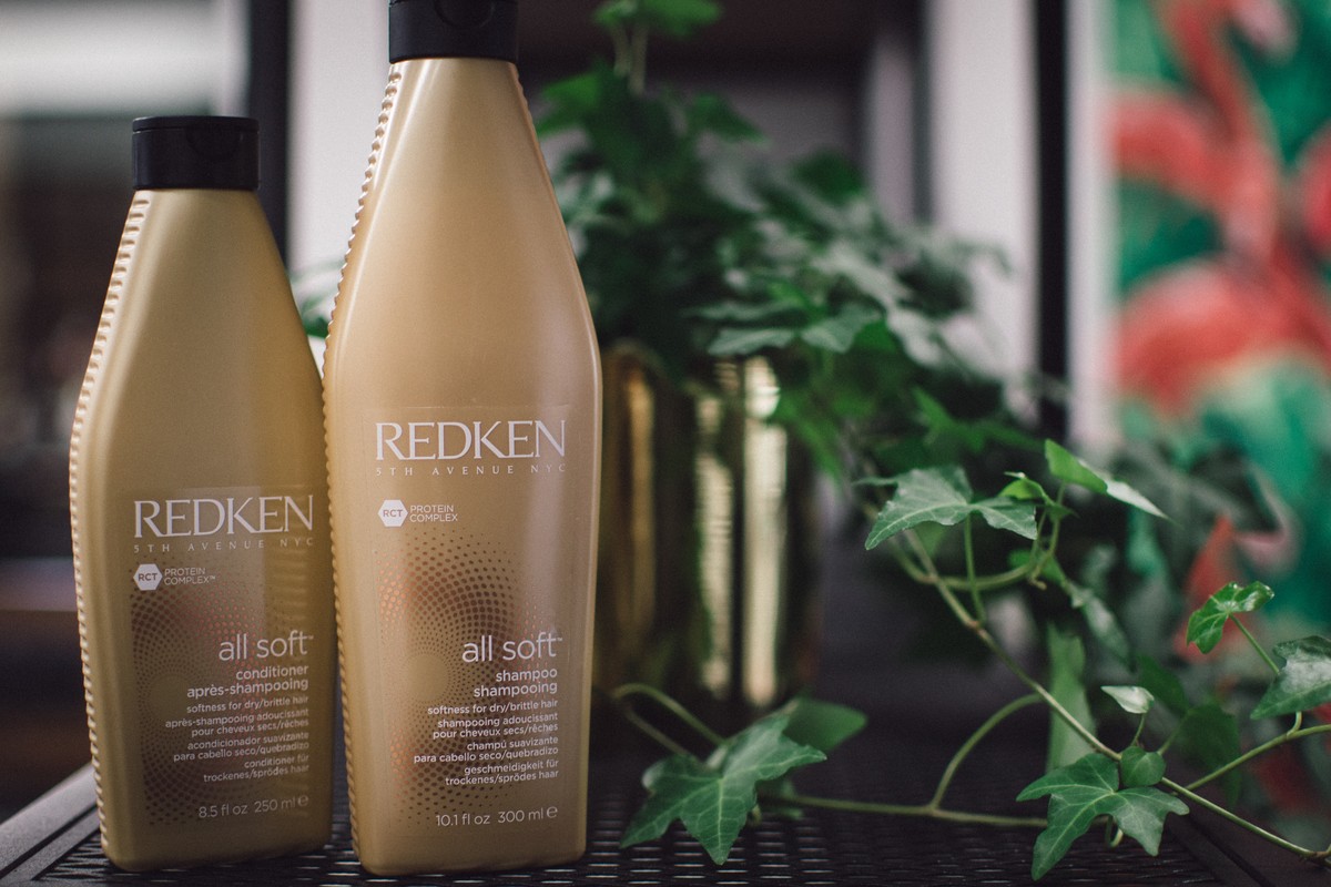 Парикмахер-стилист Полина Есипова рассказывает о средствах для ухода за сухими и нормальными волосами в холодный период