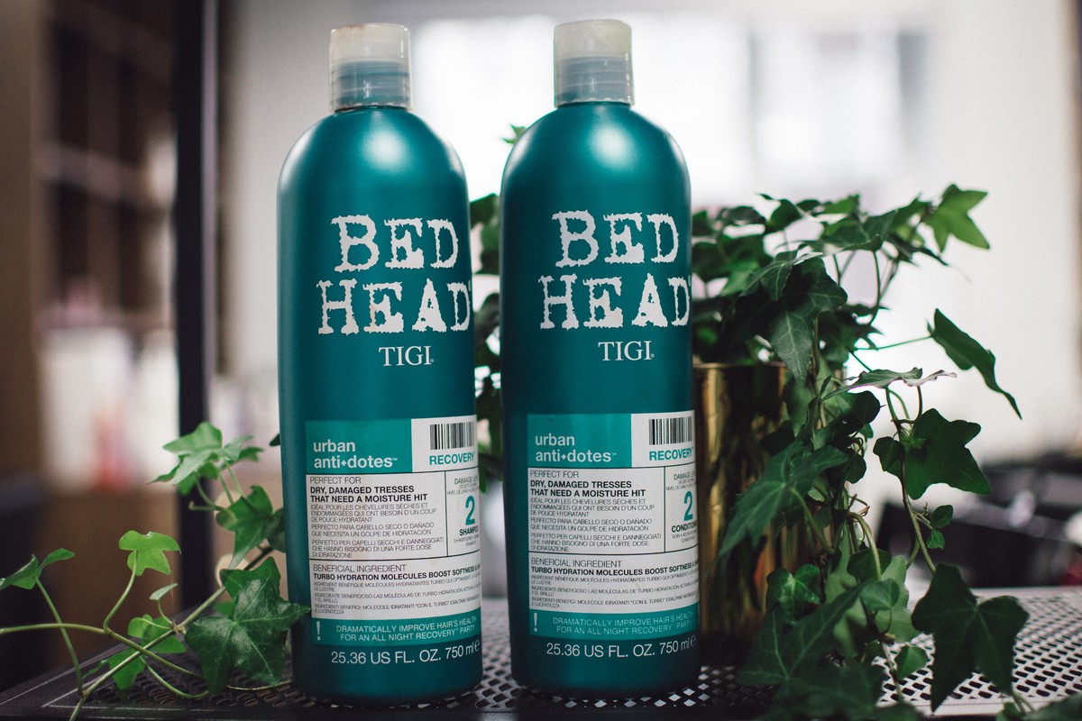 Парикмахер-стилист Полина Есипова рассказывает о средствах для ухода за сухими и нормальными волосами в холодный период