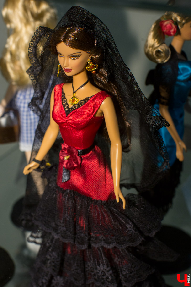 С 12 декабря по 13 января в Центре ИЗО будет проходить выставка “Новогодний карнавал”. Её экспонаты - коллекционные куклы фирмы “Маттел”