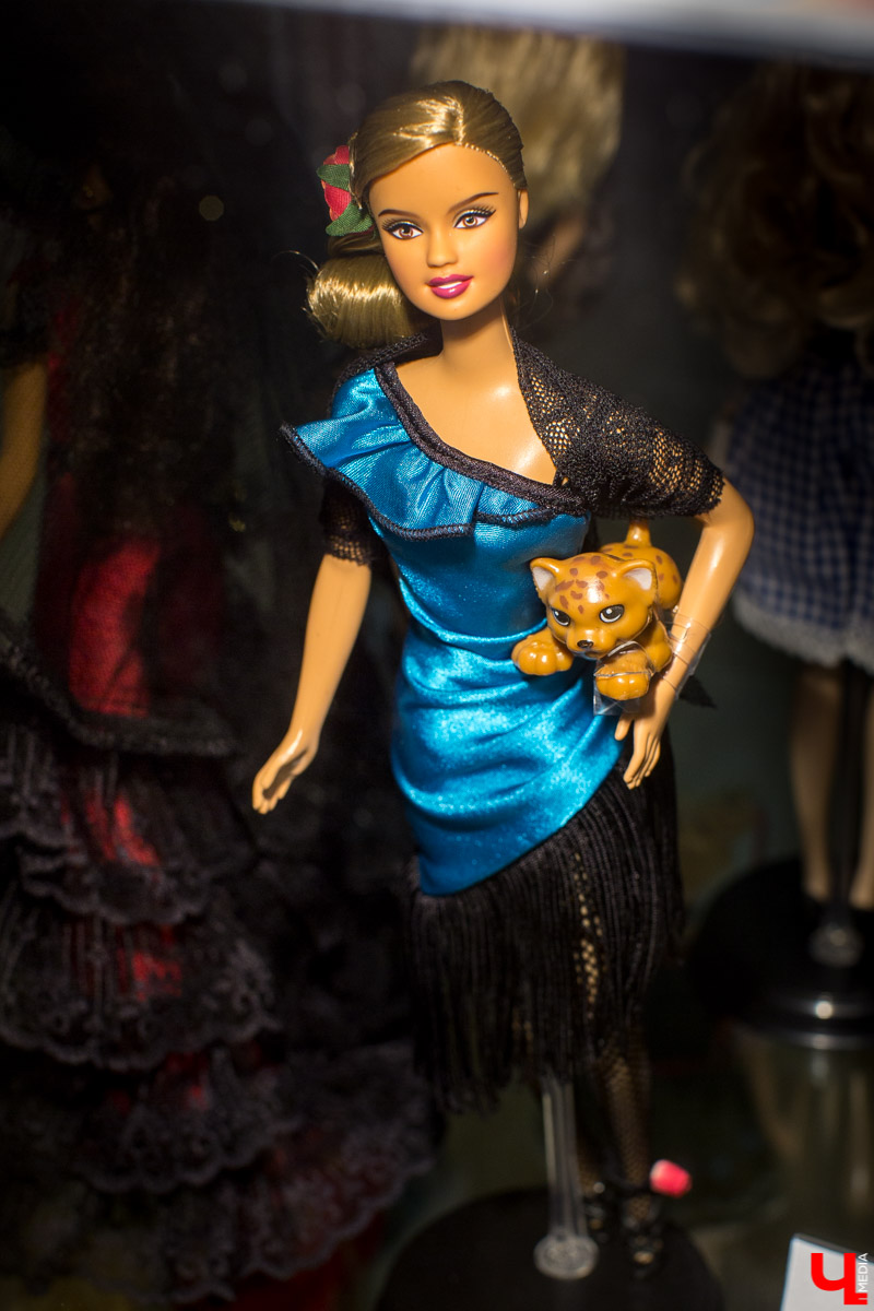 С 12 декабря по 13 января в Центре ИЗО будет проходить выставка “Новогодний карнавал”. Её экспонаты - коллекционные куклы фирмы “Маттел”