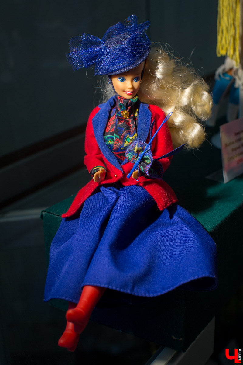 С 12 декабря по 13 января в Центре ИЗО будет проходить выставка “Новогодний карнавал”. Её экспонаты - коллекционные куклы фирмы “Маттел”