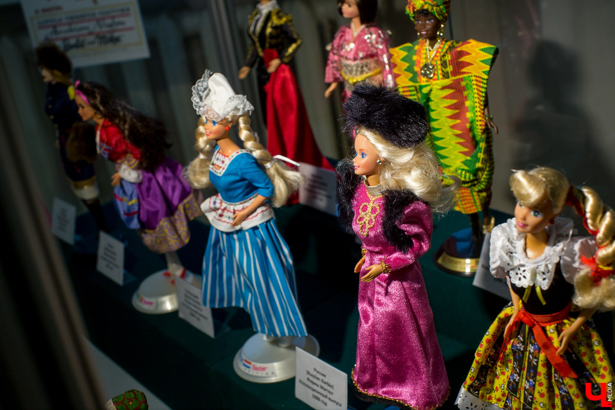 С 12 декабря по 13 января в Центре ИЗО будет проходить выставка “Новогодний карнавал”. Её экспонаты - коллекционные куклы фирмы “Маттел”