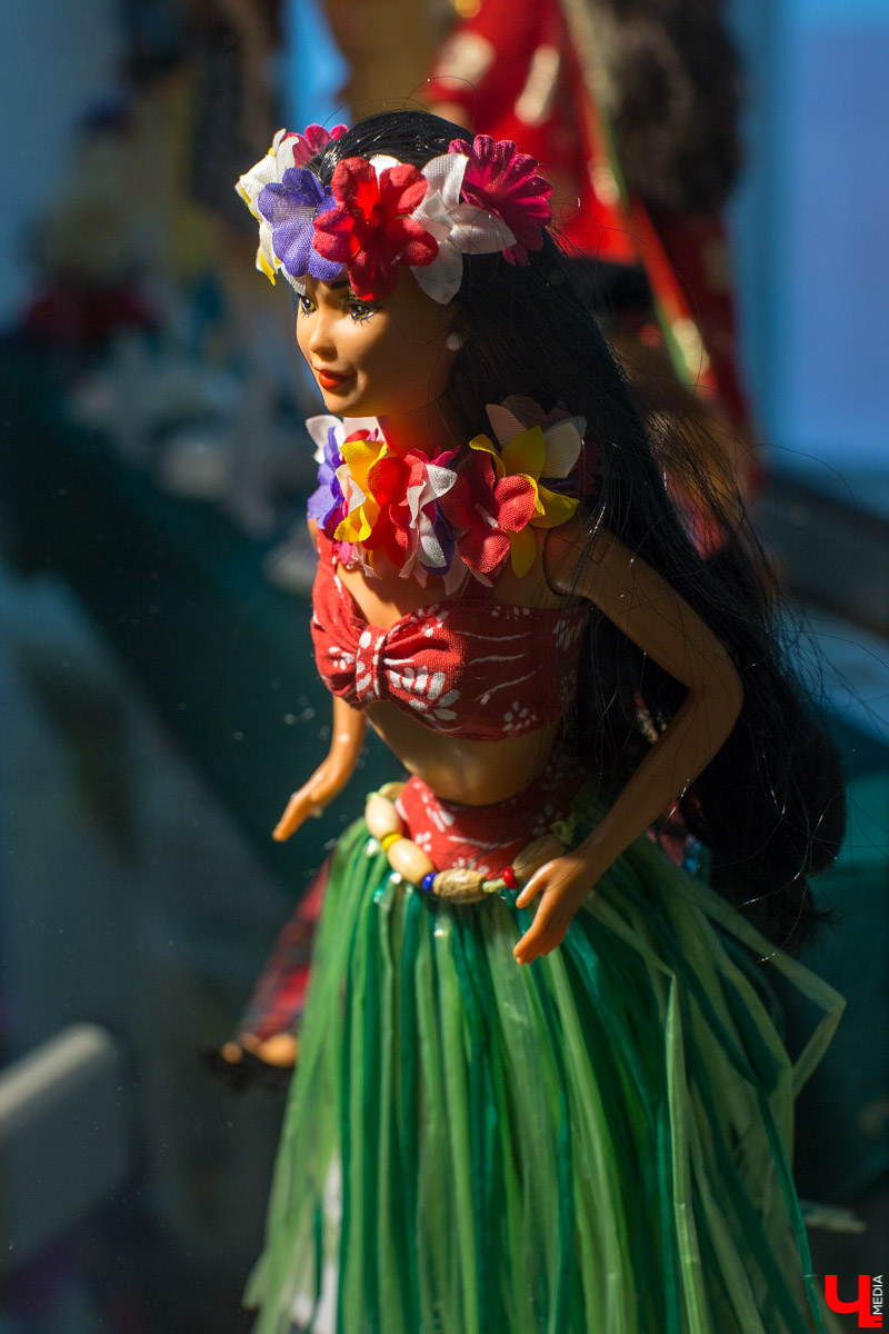 С 12 декабря по 13 января в Центре ИЗО будет проходить выставка “Новогодний карнавал”. Её экспонаты - коллекционные куклы фирмы “Маттел”