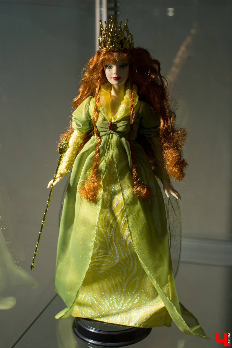 С 12 декабря по 13 января в Центре ИЗО будет проходить выставка “Новогодний карнавал”. Её экспонаты - коллекционные куклы фирмы “Маттел”