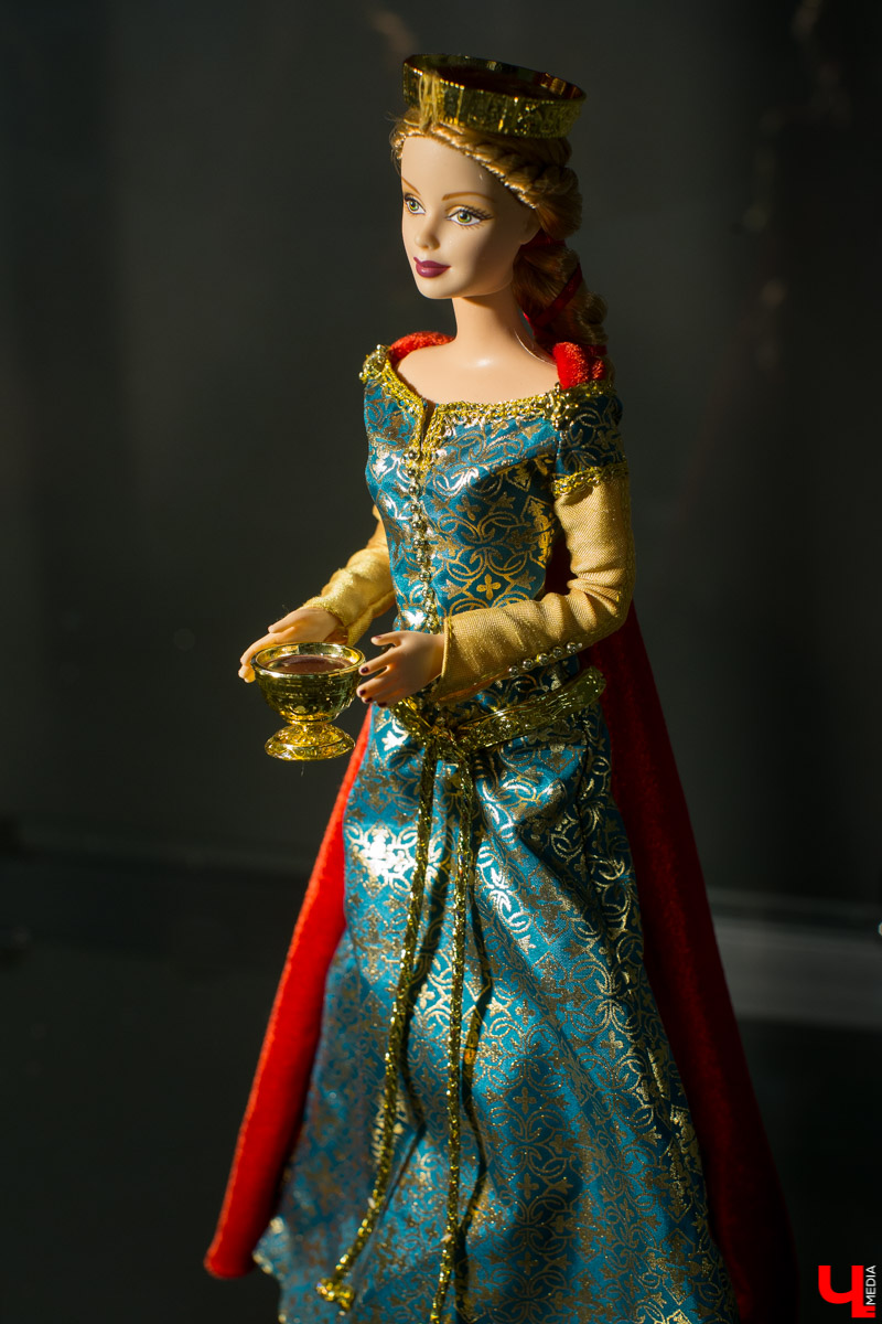 С 12 декабря по 13 января в Центре ИЗО будет проходить выставка “Новогодний карнавал”. Её экспонаты - коллекционные куклы фирмы “Маттел”