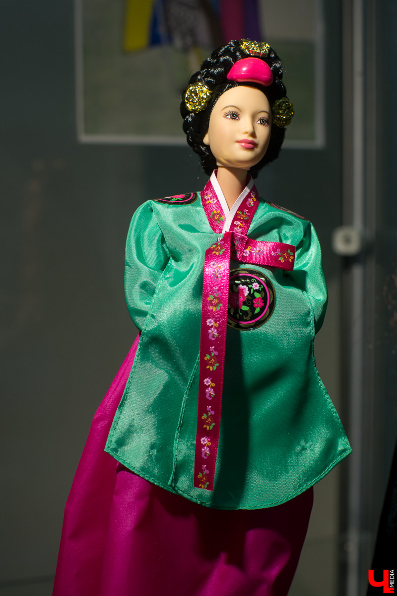 С 12 декабря по 13 января в Центре ИЗО будет проходить выставка “Новогодний карнавал”. Её экспонаты - коллекционные куклы фирмы “Маттел”