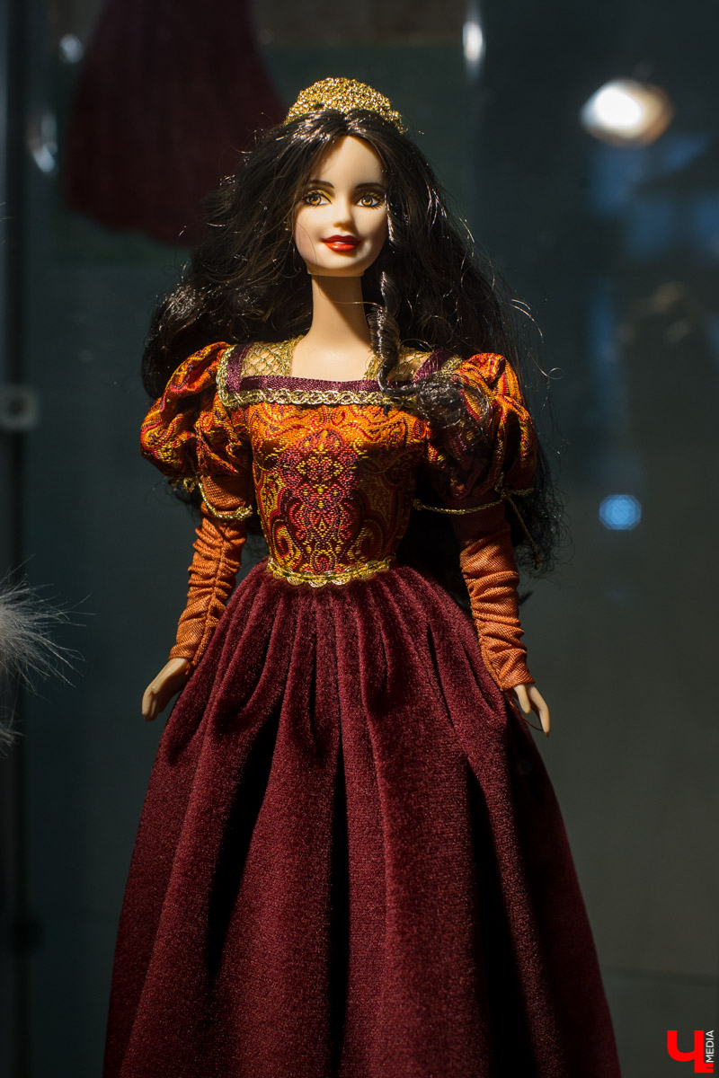 С 12 декабря по 13 января в Центре ИЗО будет проходить выставка “Новогодний карнавал”. Её экспонаты - коллекционные куклы фирмы “Маттел”