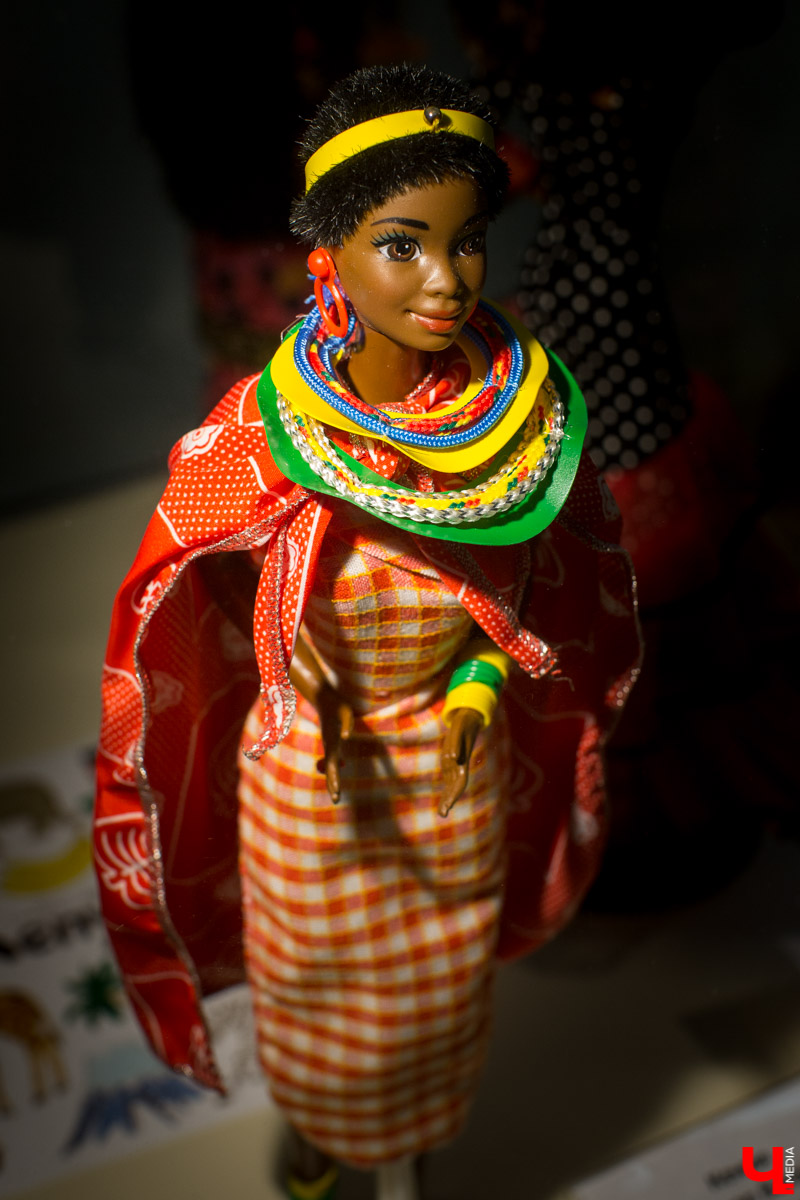 С 12 декабря по 13 января в Центре ИЗО будет проходить выставка “Новогодний карнавал”. Её экспонаты - коллекционные куклы фирмы “Маттел”