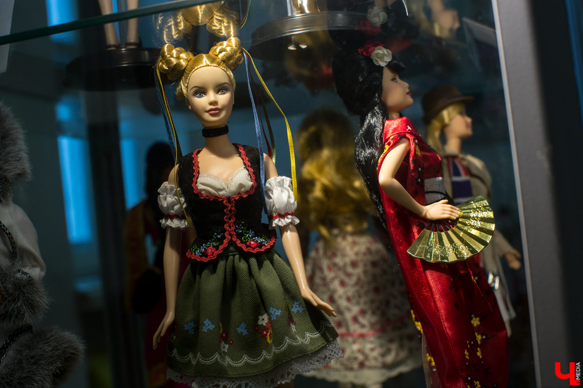 С 12 декабря по 13 января в Центре ИЗО будет проходить выставка “Новогодний карнавал”. Её экспонаты - коллекционные куклы фирмы “Маттел”